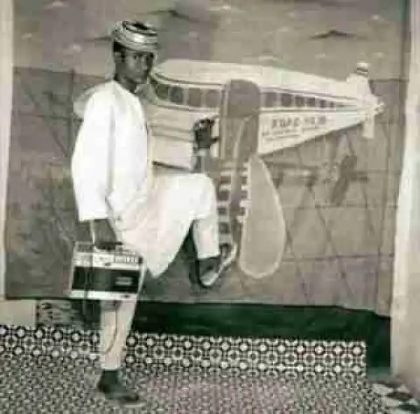Madness In Suite.....!!! See Photo Of Man Climbing Aroplane In New {Photo}